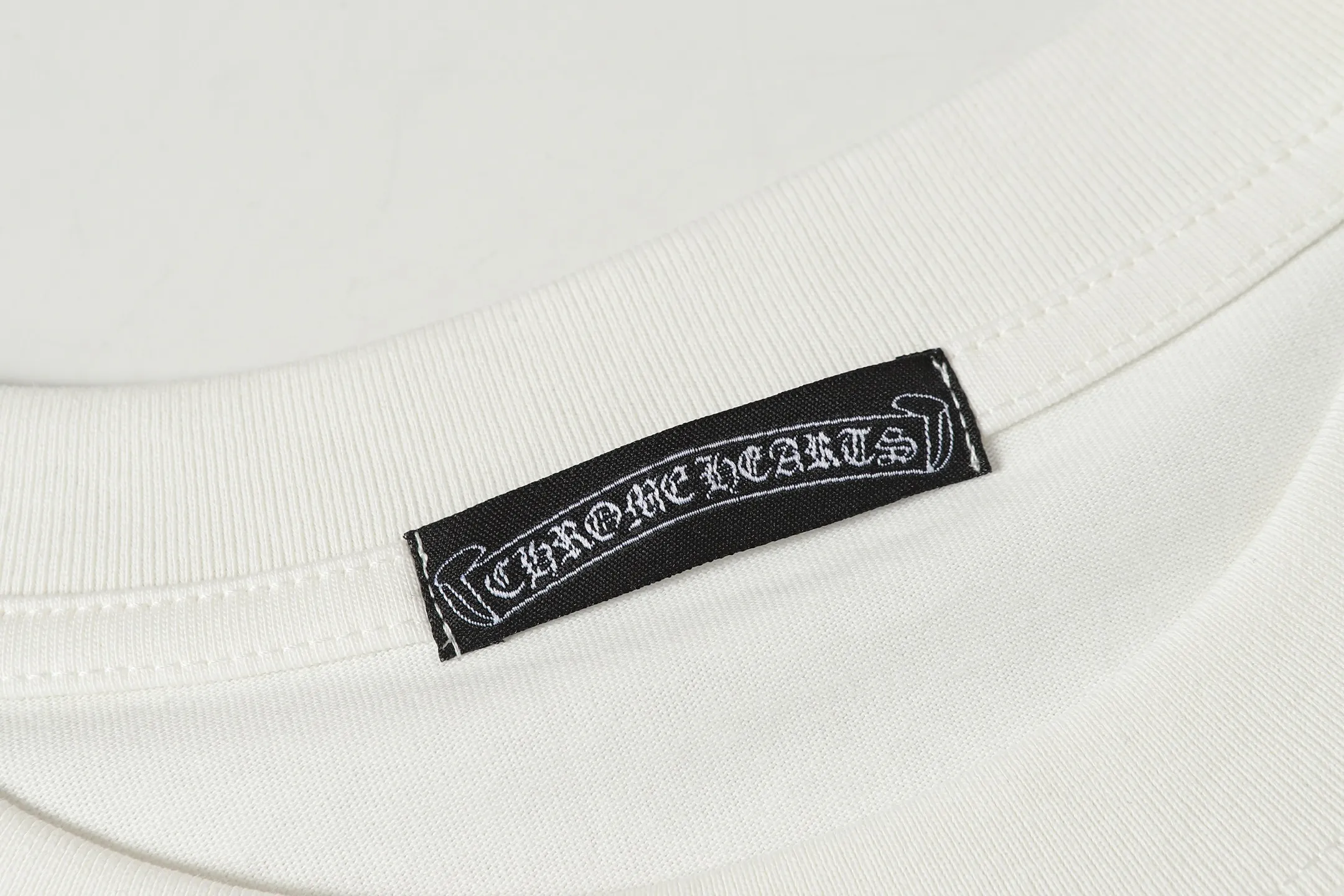 P170 Chrome Hearts CH Chrome Hearts Colorful Horseshoe Sanskrit Hot Diamond Letters Printed Short Sleeve T-shirt Uses direct injection imported machine printing. All hardware and accessories are milled and customized. Correctly configured. Black 2025 Chrome Hearts genuine packaging. 260 grams of custom-dyed double yarn cotton. Large version. Loose and stylish. Differentiated from low version, slim and long version with upper body and raised hips. 100% commitment: top quality. Not fast food. Highest version on the market. Top quality - different from ordinary versions on the market. If you care about quality, you should also respect the price. Absolutely 0 after-sales service and 0 return rate so far. It’s hard not to love the style - 260g double yarn cotton custom dyed fabric - Correct high-density main mark, washed tag, hand-sewn